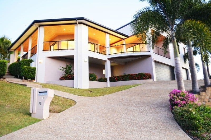 5 Whitehaven Crescent, CANNONVALE QLD 4802, Cannonvale - Thumbnail 3