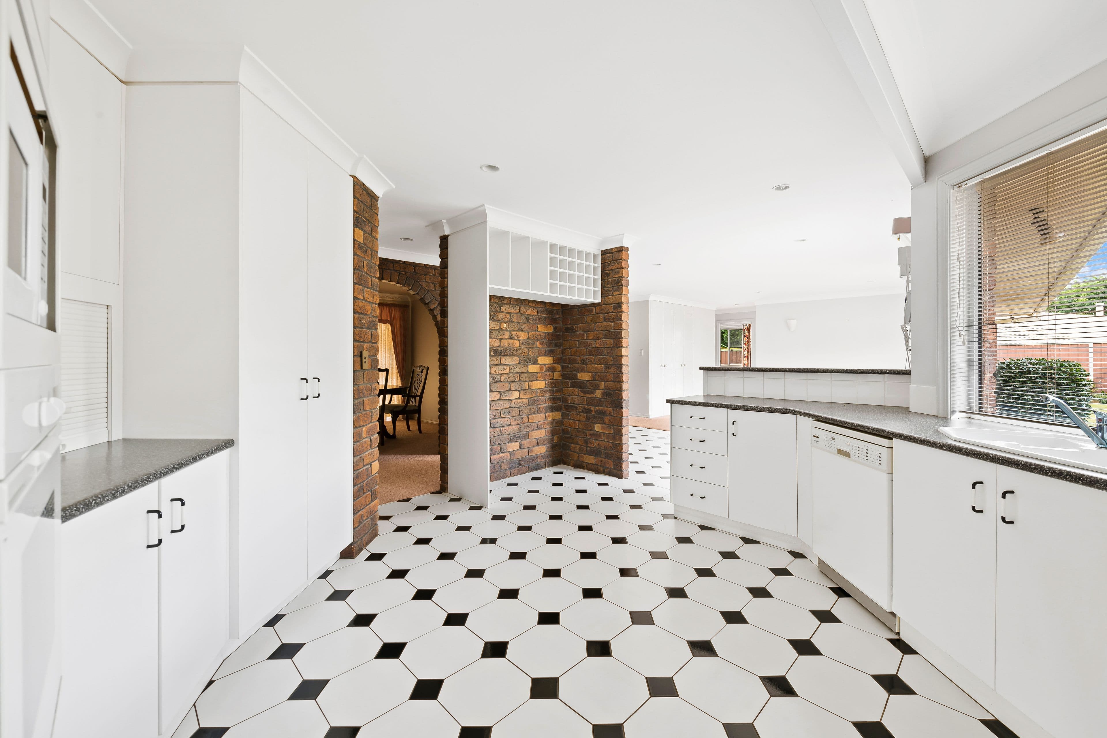 44 Enfield Drive, Bayswater, Bayswater - Thumbnail 4