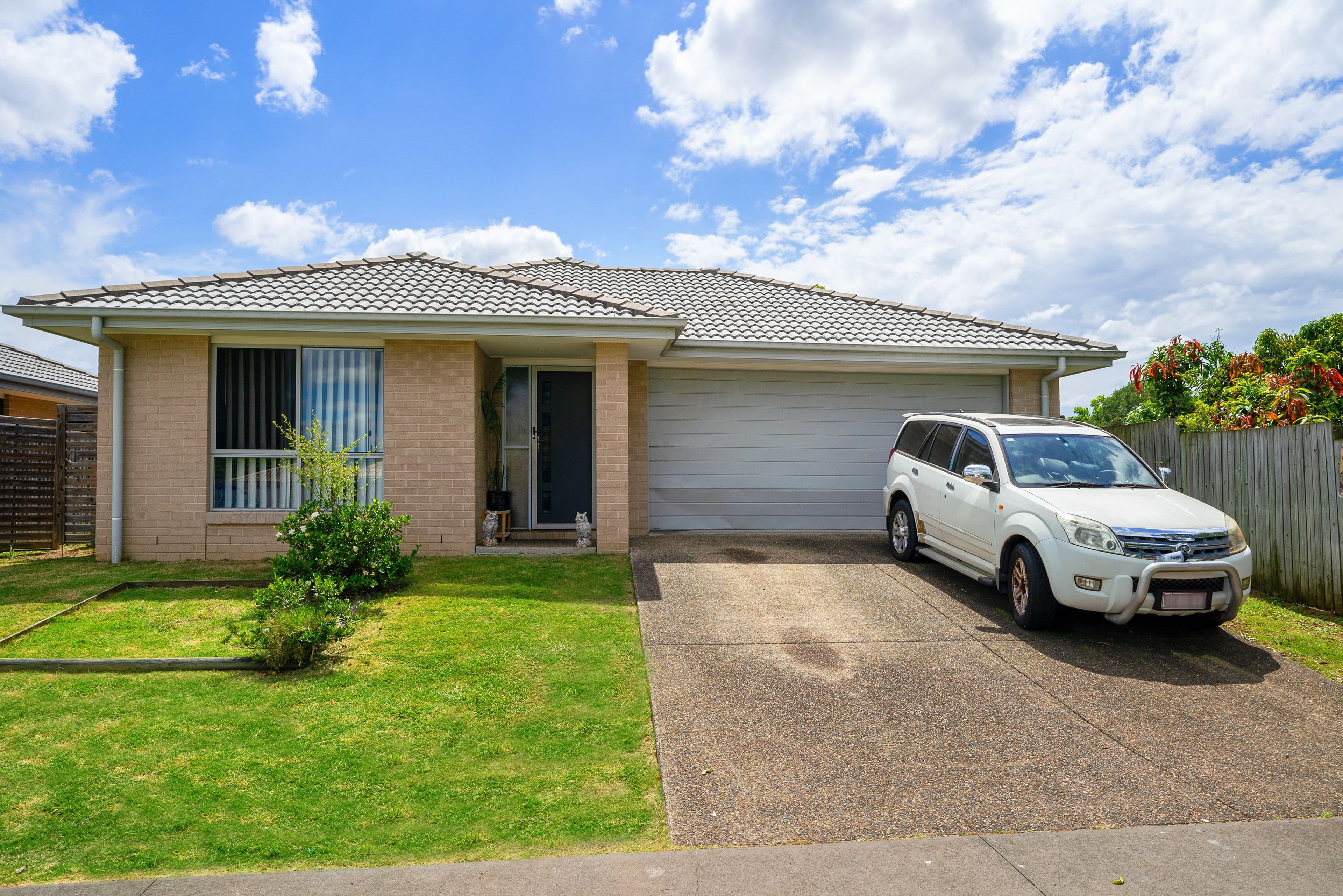 6 Deschamps Close, Loganlea QLD 4131, Loganlea - Image 1