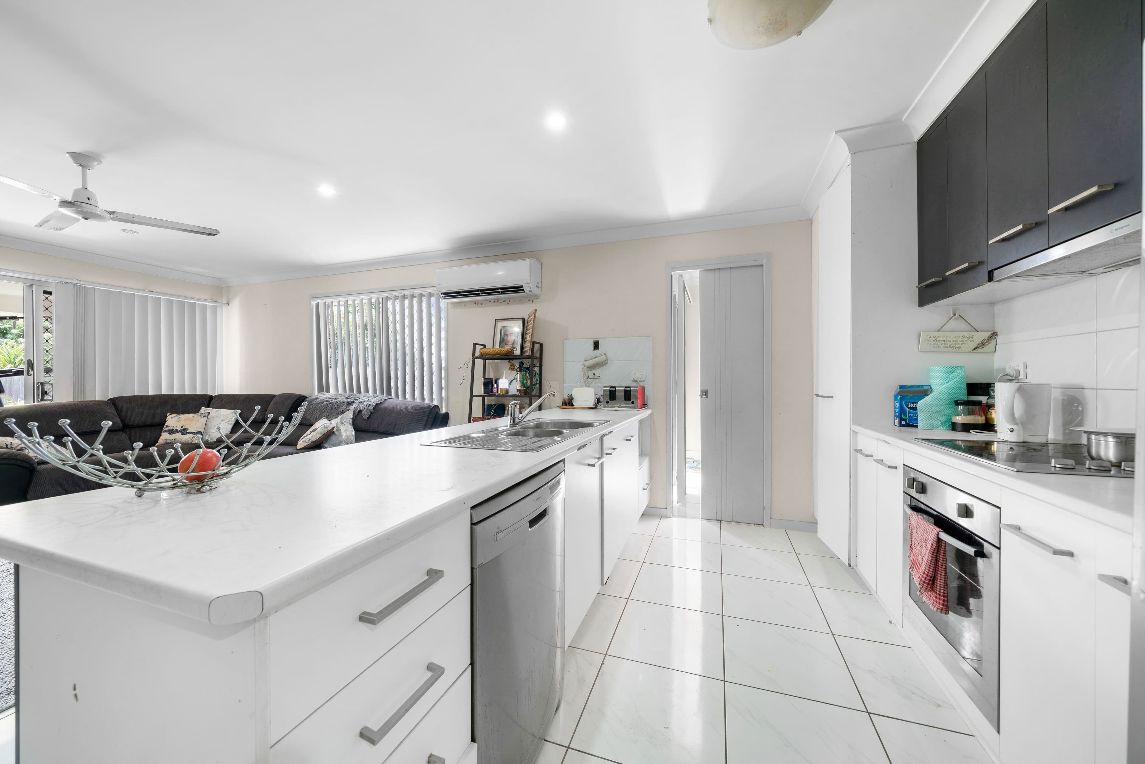 6 Deschamps Close, Loganlea QLD 4131, Loganlea - Thumbnail 2