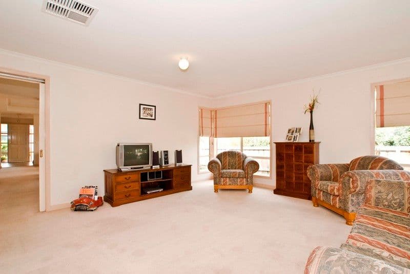 8  MAYFAIR Court, CHIRNSIDE PARK VIC 3116, Chirnside Park - Thumbnail 5