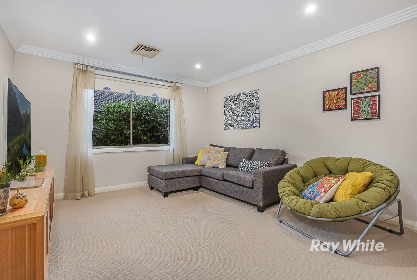 16 Chiltern Crescent, Castle Hill - Thumbnail 4