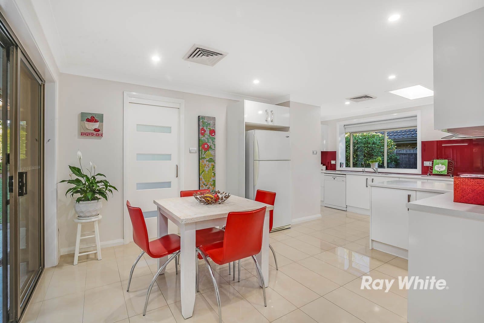 16 Chiltern Crescent, Castle Hill - Thumbnail 5