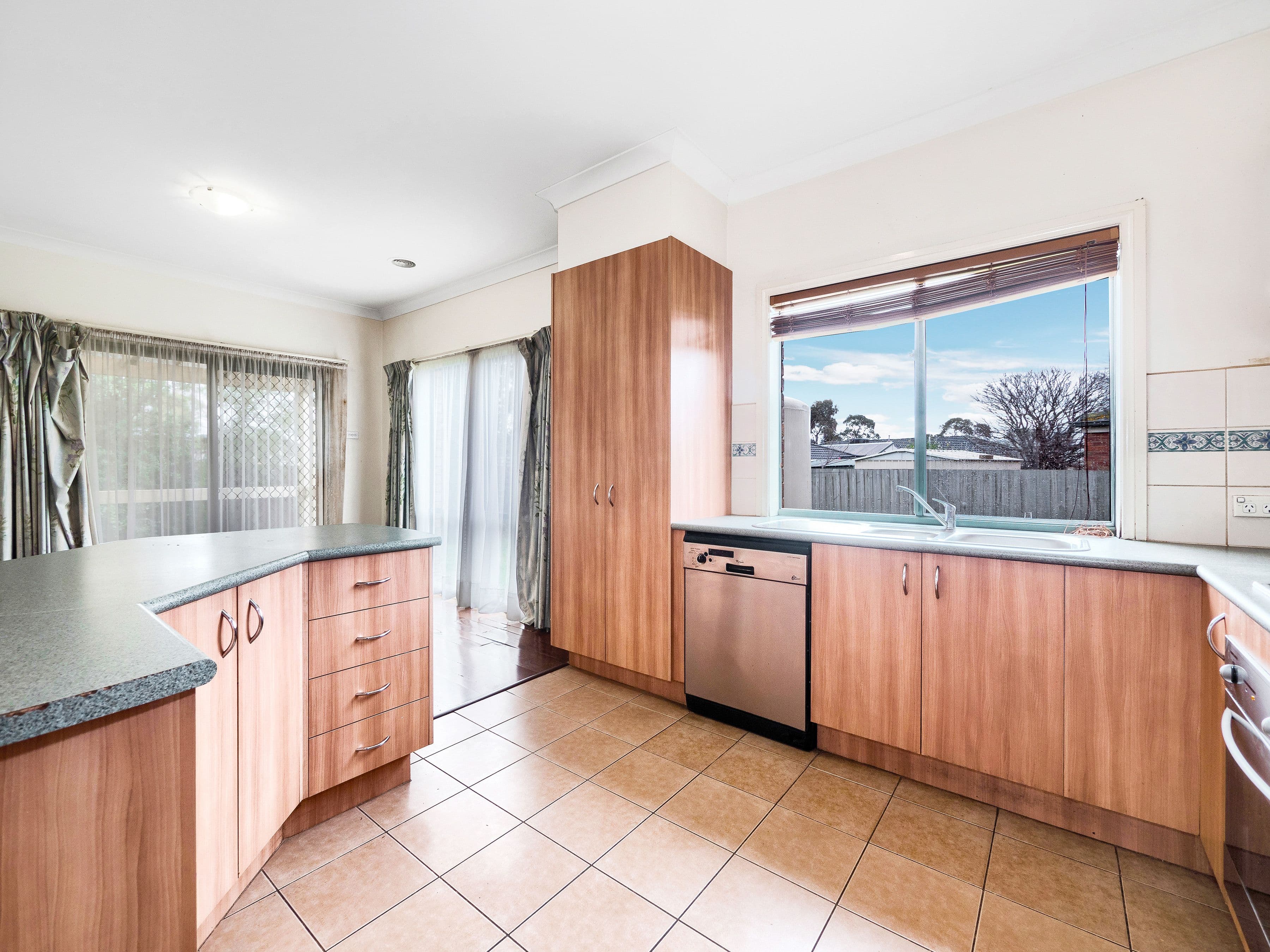6 Michaelia Close, Cranbourne West VIC 3977, Cranbourne West - Thumbnail 2
