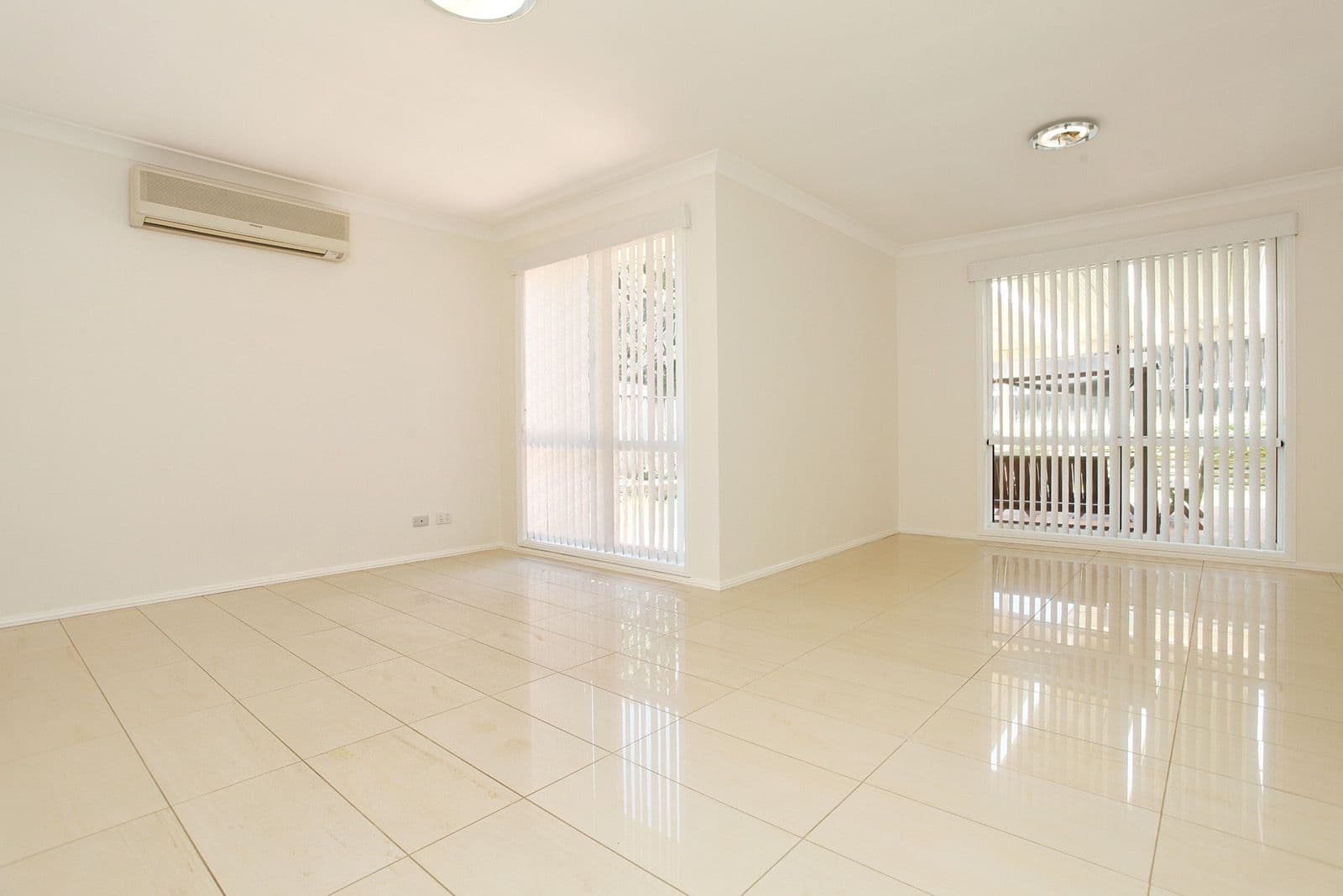 10 Peri Close, Woodcroft - Thumbnail 2