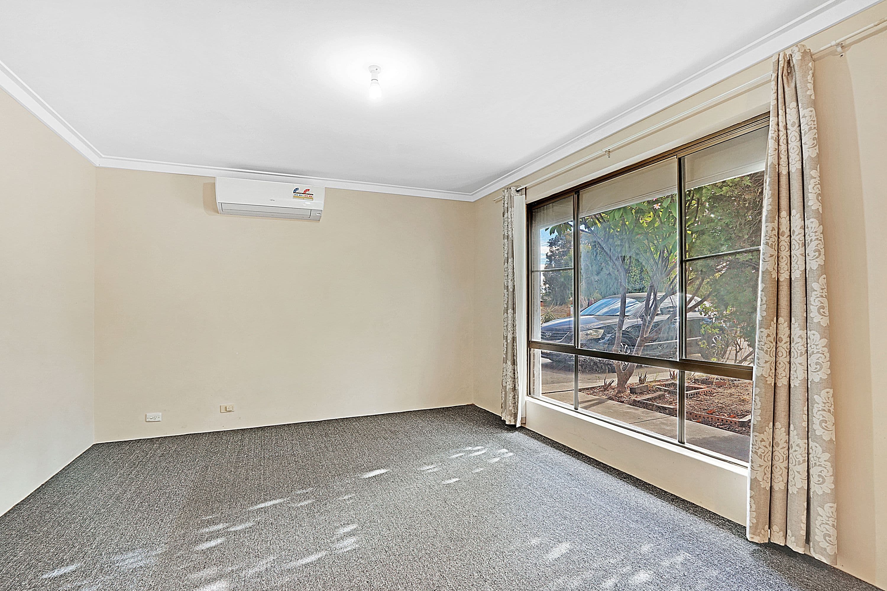 64 Templeton Crescent, Girrawheen WA 6064, Girrawheen - Thumbnail 4
