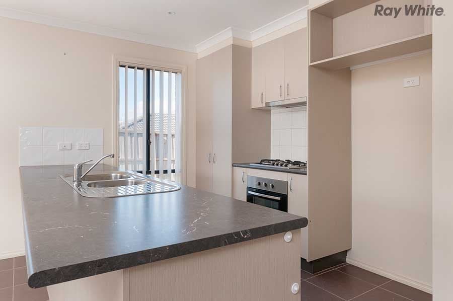4 Saltash Court, Sunbury VIC 3429, Sunbury - Thumbnail 2