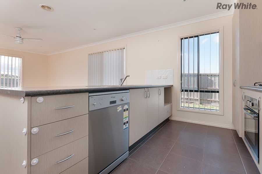 4 Saltash Court, Sunbury VIC 3429, Sunbury - Thumbnail 3