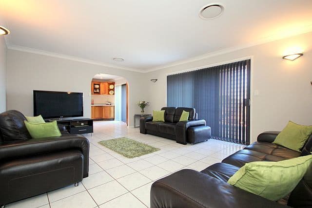 20 Yvonne Crescent, GEORGES HALL NSW 2198, Georges Hall - Thumbnail 2