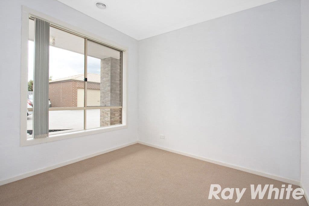 1 Walnut Way, Pakenham VIC 3810, Pakenham - Thumbnail 2