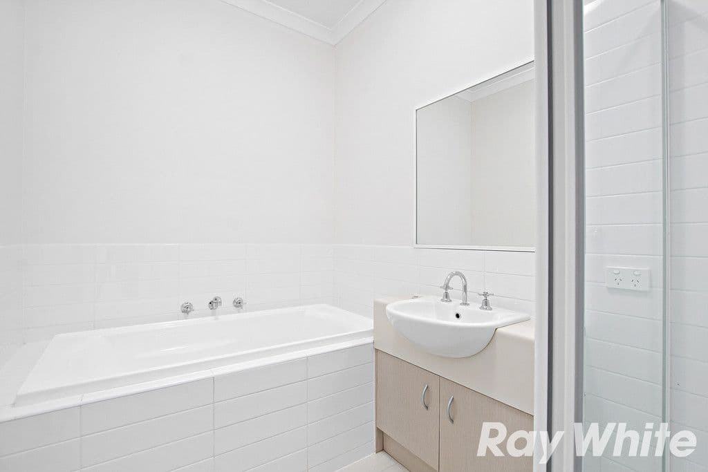 1 Walnut Way, Pakenham VIC 3810, Pakenham - Thumbnail 3