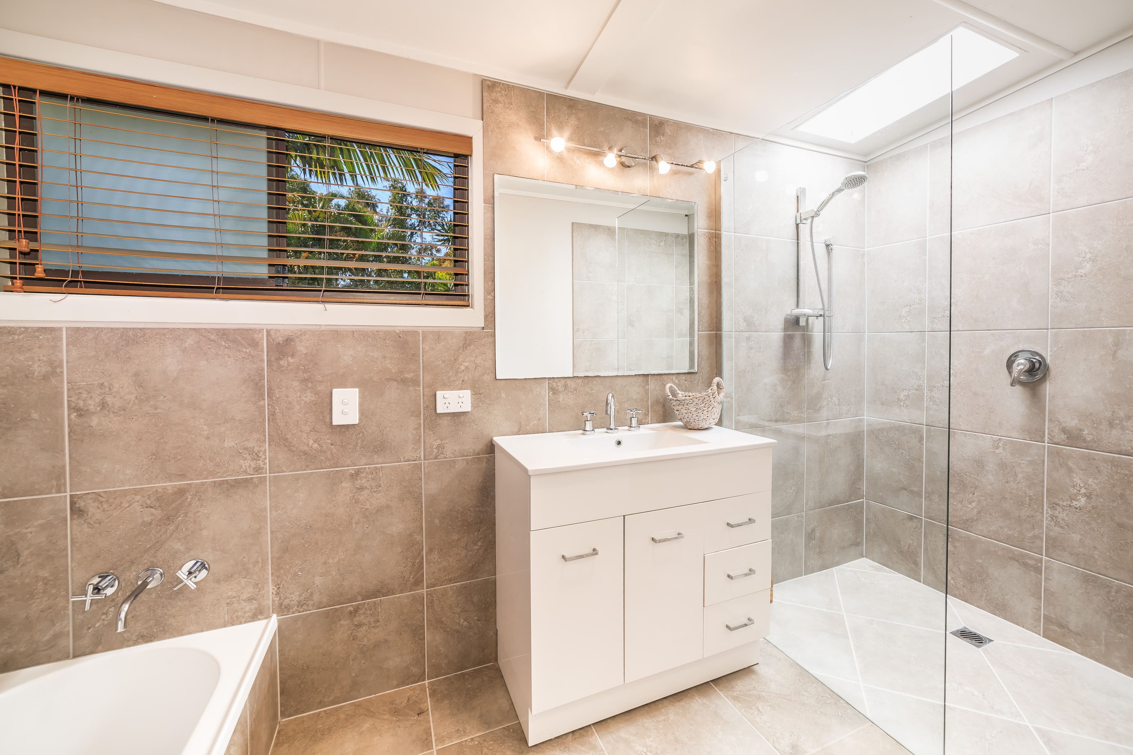 7 Kerr Avenue, Southport QLD 4215, Southport - Thumbnail 7