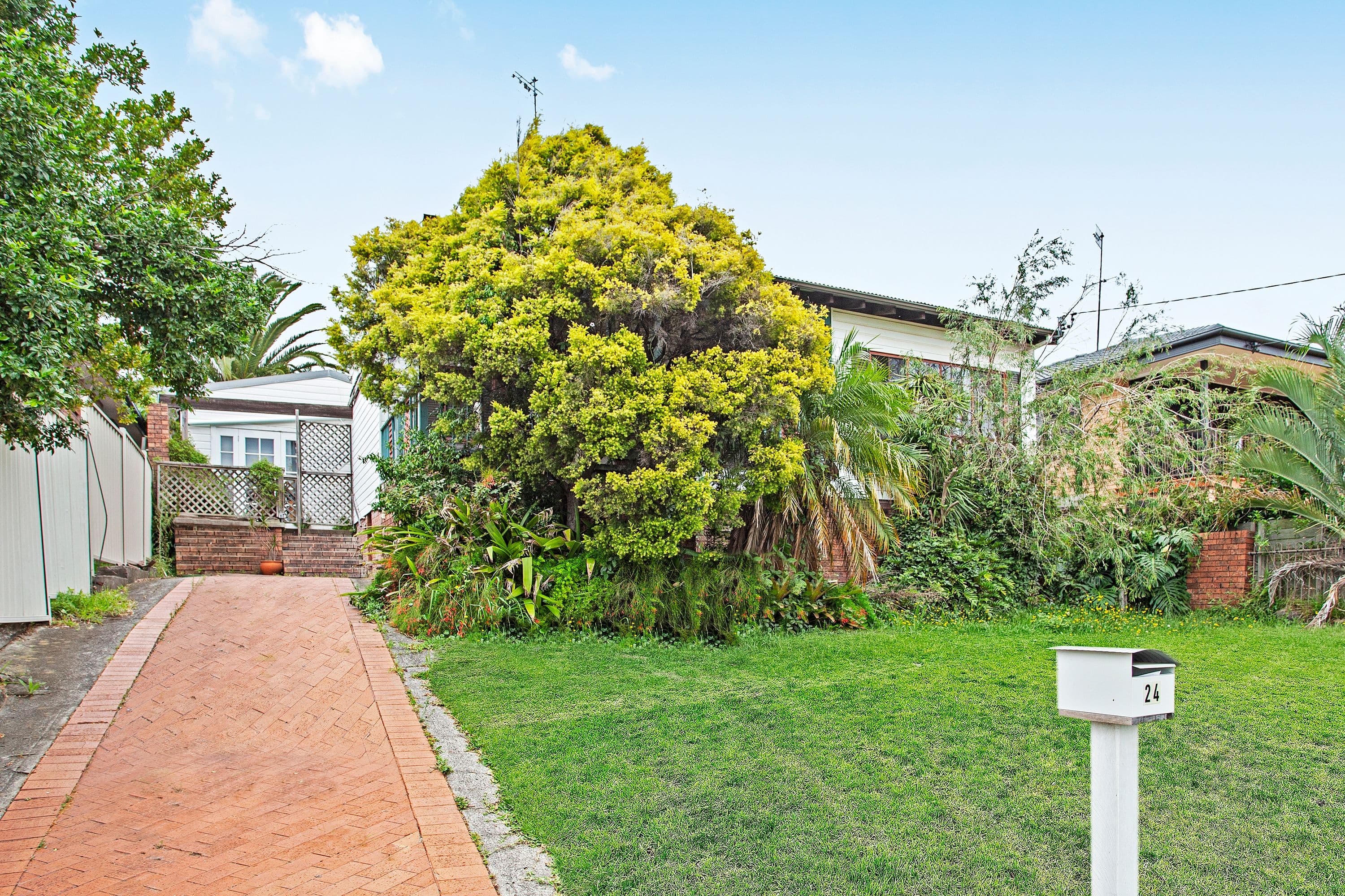 24 Curzon Avenue, Bateau Bay NSW 2261, Bateau Bay - Image 1