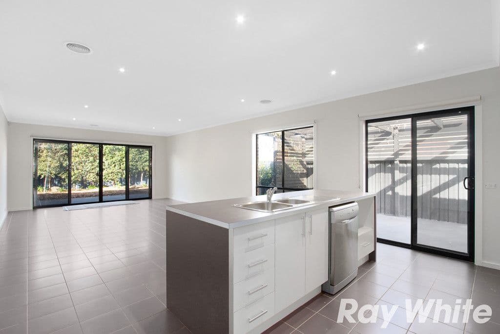 7 The Parkway, Pakenham VIC 3810, Pakenham - Thumbnail 2