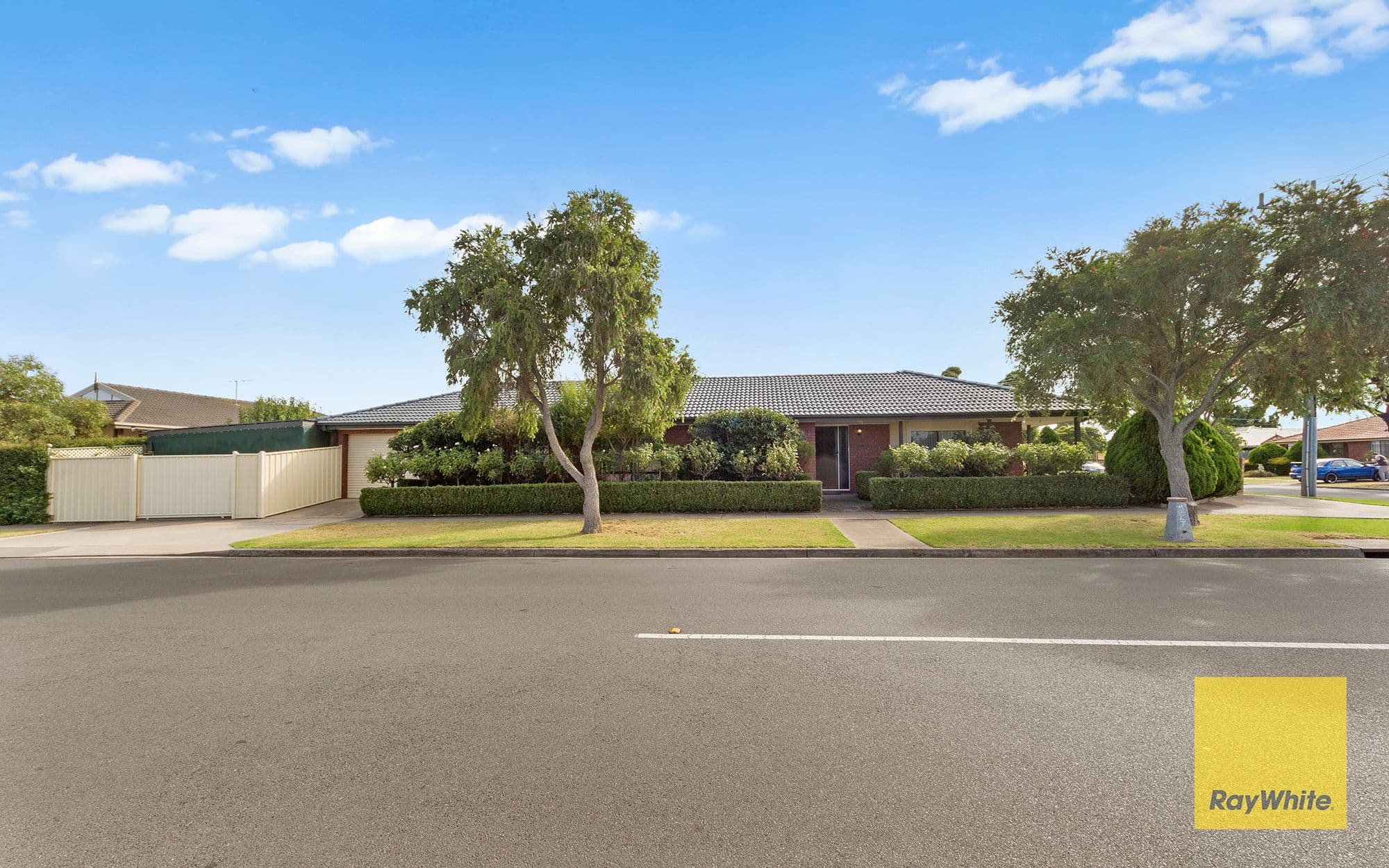 52 KNIGHTSBRIDGE Avenue, Altona Meadows VIC 3028, Altona Meadows - Thumbnail 2