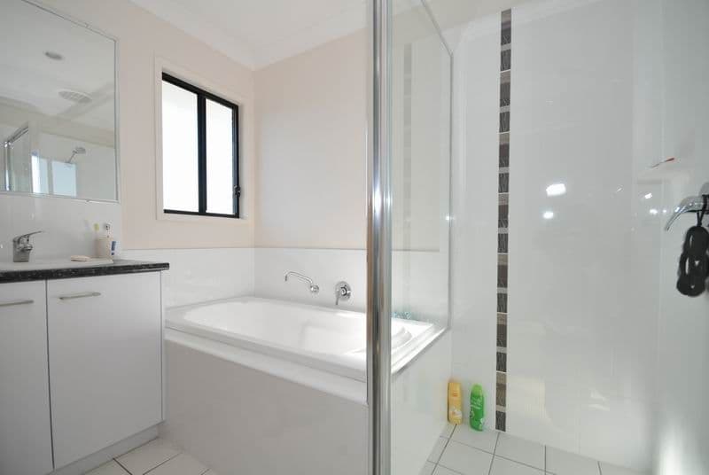 10 Beachley Place, Rosslyn QLD, Rosslyn - Thumbnail 5