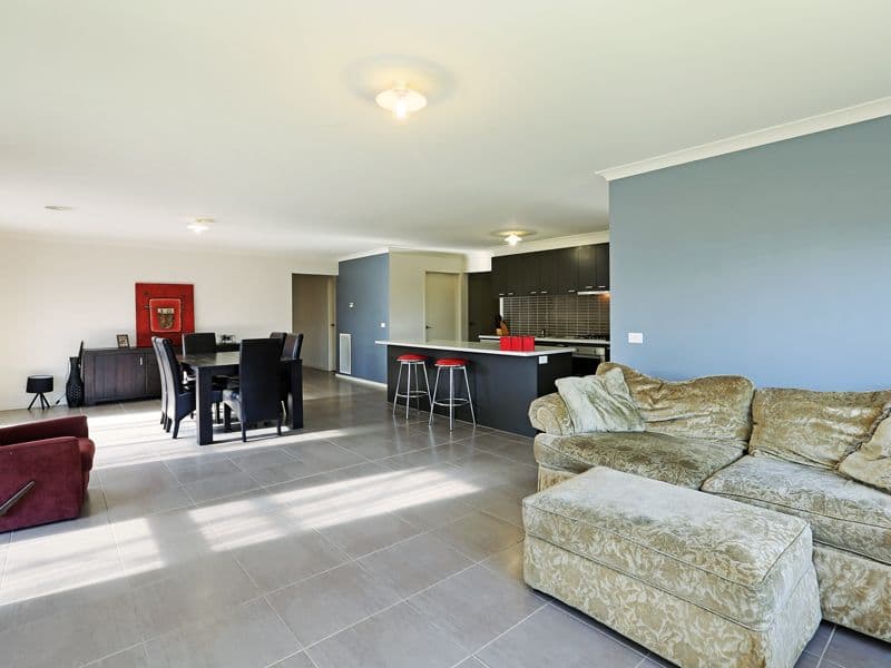 46 Oakwood Crescent, Waurn Ponds VIC 3216, Waurn Ponds - Thumbnail 3