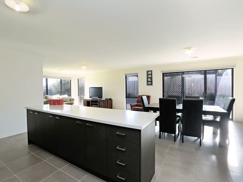 46 Oakwood Crescent, Waurn Ponds VIC 3216, Waurn Ponds - Thumbnail 4