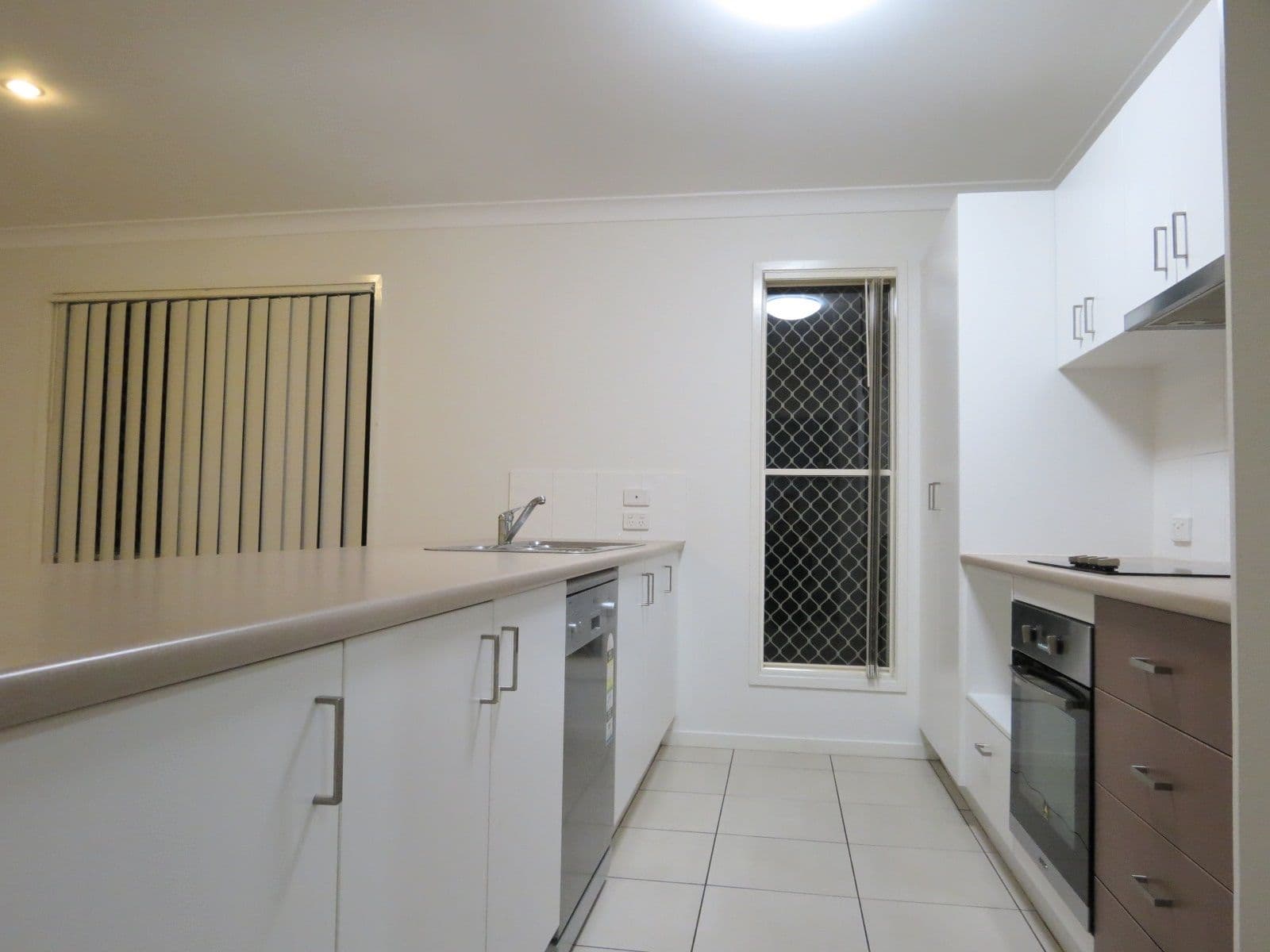 8 Suncrest Street, EMERALD QLD 4720, Emerald - Thumbnail 3