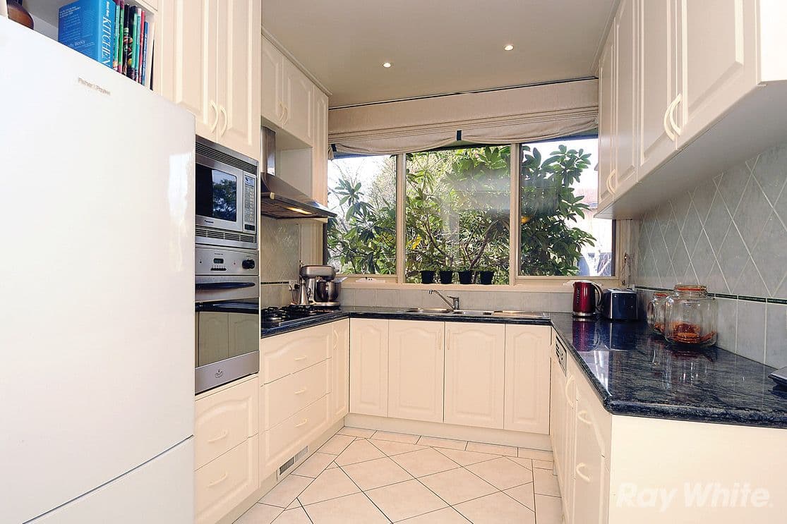 18 Stableford Avenue, GLEN WAVERLEY VIC 3150, Glen Waverley - Thumbnail 2
