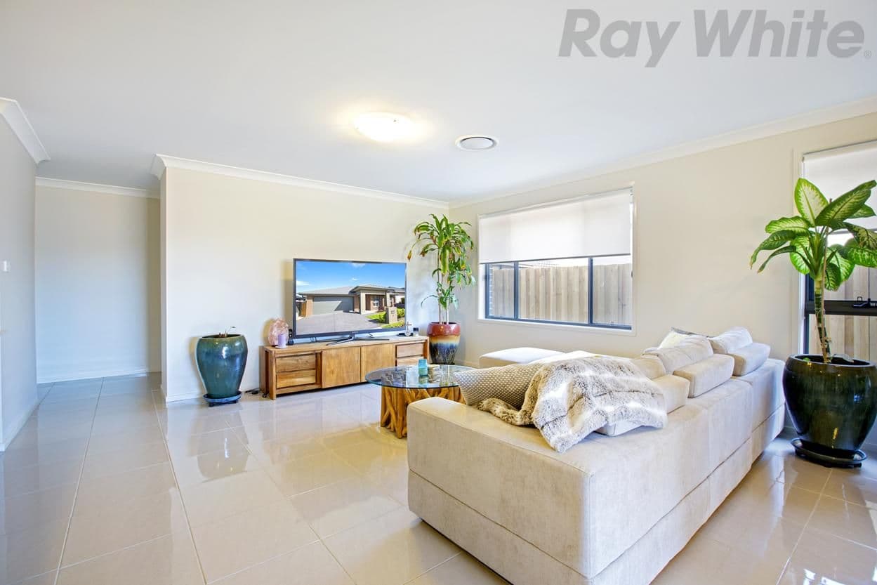 78 Southern Cross Avenue, Middleton Grange - Thumbnail 3