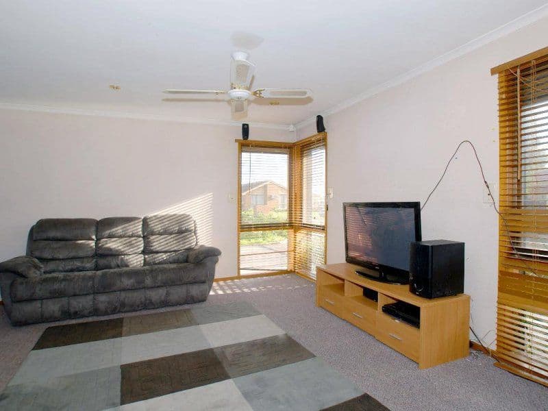 13 Honeysuckle Court, CRANBOURNE VIC 3977, Cranbourne North - Thumbnail 2