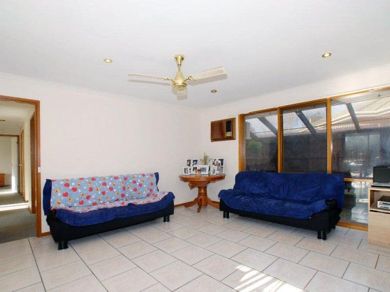 13 Honeysuckle Court, CRANBOURNE VIC 3977, Cranbourne North - Thumbnail 3