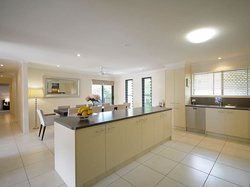 8 Sigatoka Place, CLEAR ISLAND WATERS QLD 4226, Clear Island Waters - Thumbnail 2