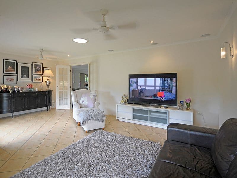 8 Sigatoka Place, CLEAR ISLAND WATERS QLD 4226, Clear Island Waters - Thumbnail 3