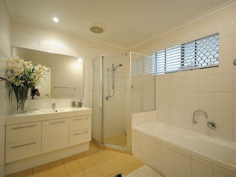 8 Sigatoka Place, CLEAR ISLAND WATERS QLD 4226, Clear Island Waters - Thumbnail 4