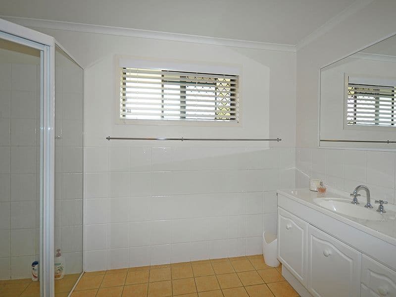 8 Sigatoka Place, CLEAR ISLAND WATERS QLD 4226, Clear Island Waters - Thumbnail 6