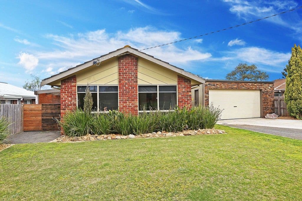 17 Mulholland Crescent, Grovedale VIC 3216, Grovedale - Thumbnail 2