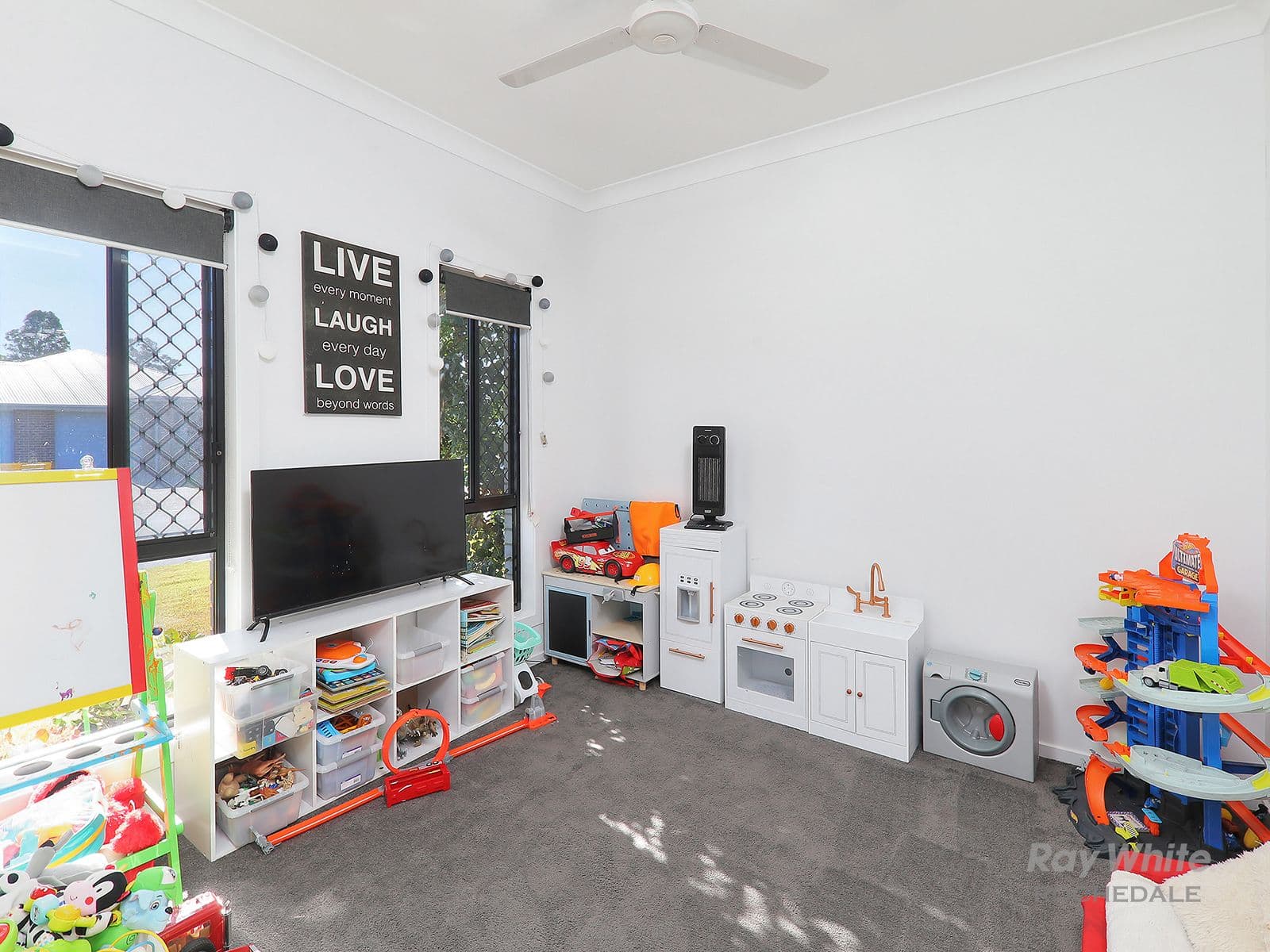 12 Carousel Street, Hillcrest QLD 4118, Hillcrest - Thumbnail 2