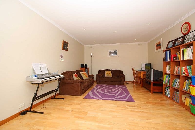 16 Coventry Crescent, MILL PARK VIC 3082, Mill Park - Thumbnail 4
