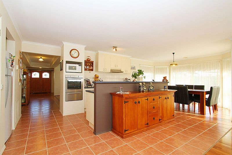 14 Inglewood Court, MILL PARK VIC 3082, Mill Park - Thumbnail 2