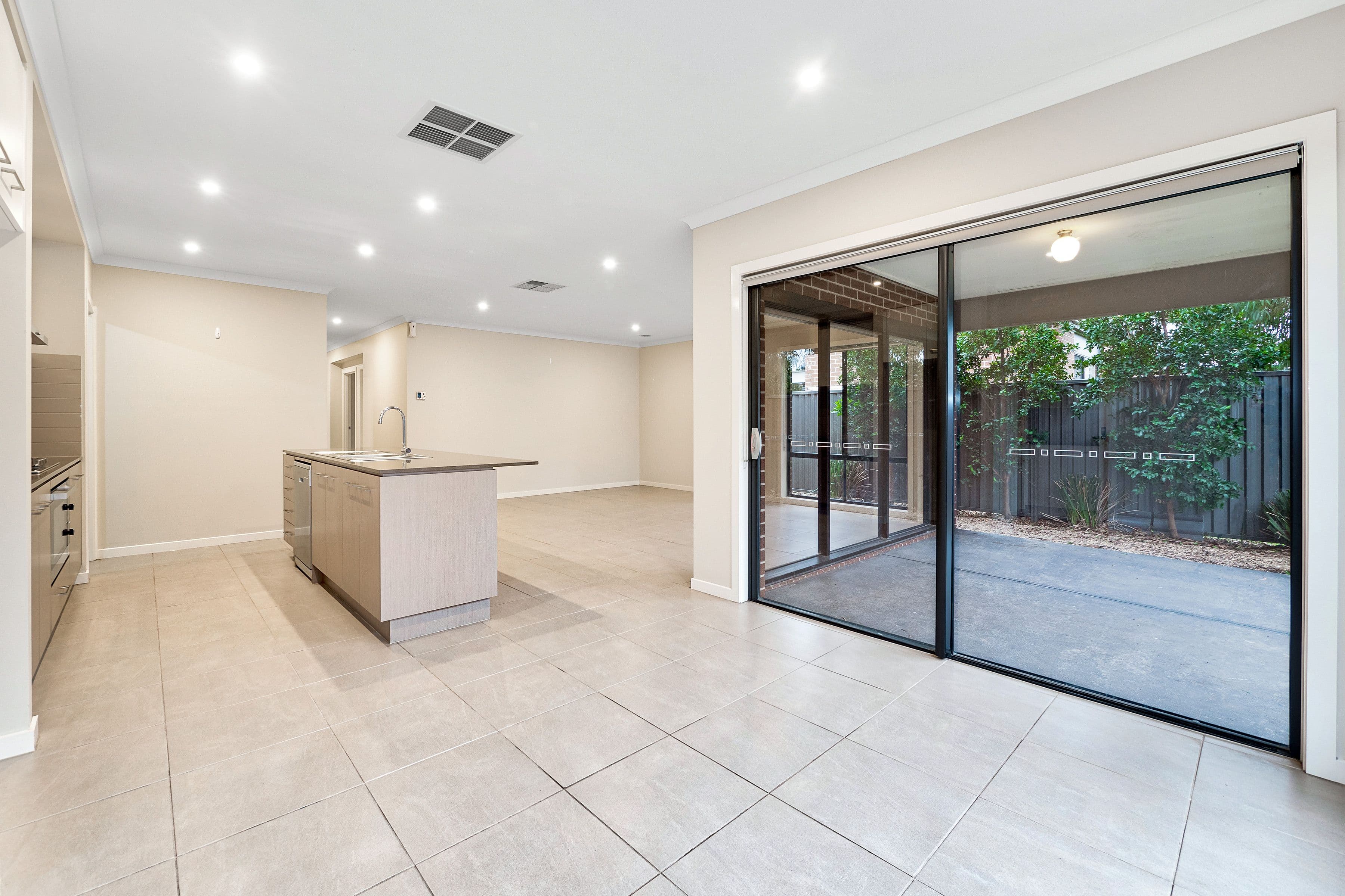 86 Elmslie Drive, Cranbourne East VIC 3977, Cranbourne East - Thumbnail 7