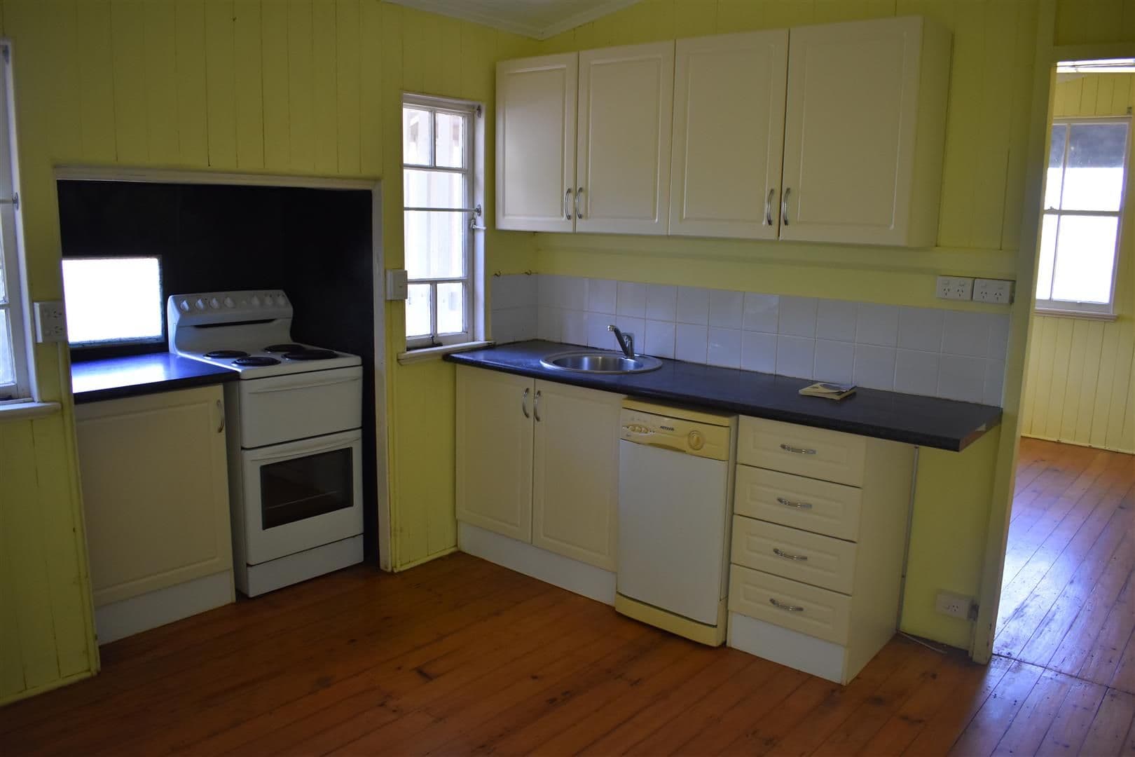 42 Gordon Street, Mount Morgan QLD 4714, Mount Morgan - Thumbnail 3