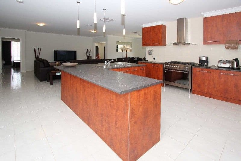 16 Kitchin Road, SOUTH MORANG VIC 3752, South Morang - Thumbnail 2