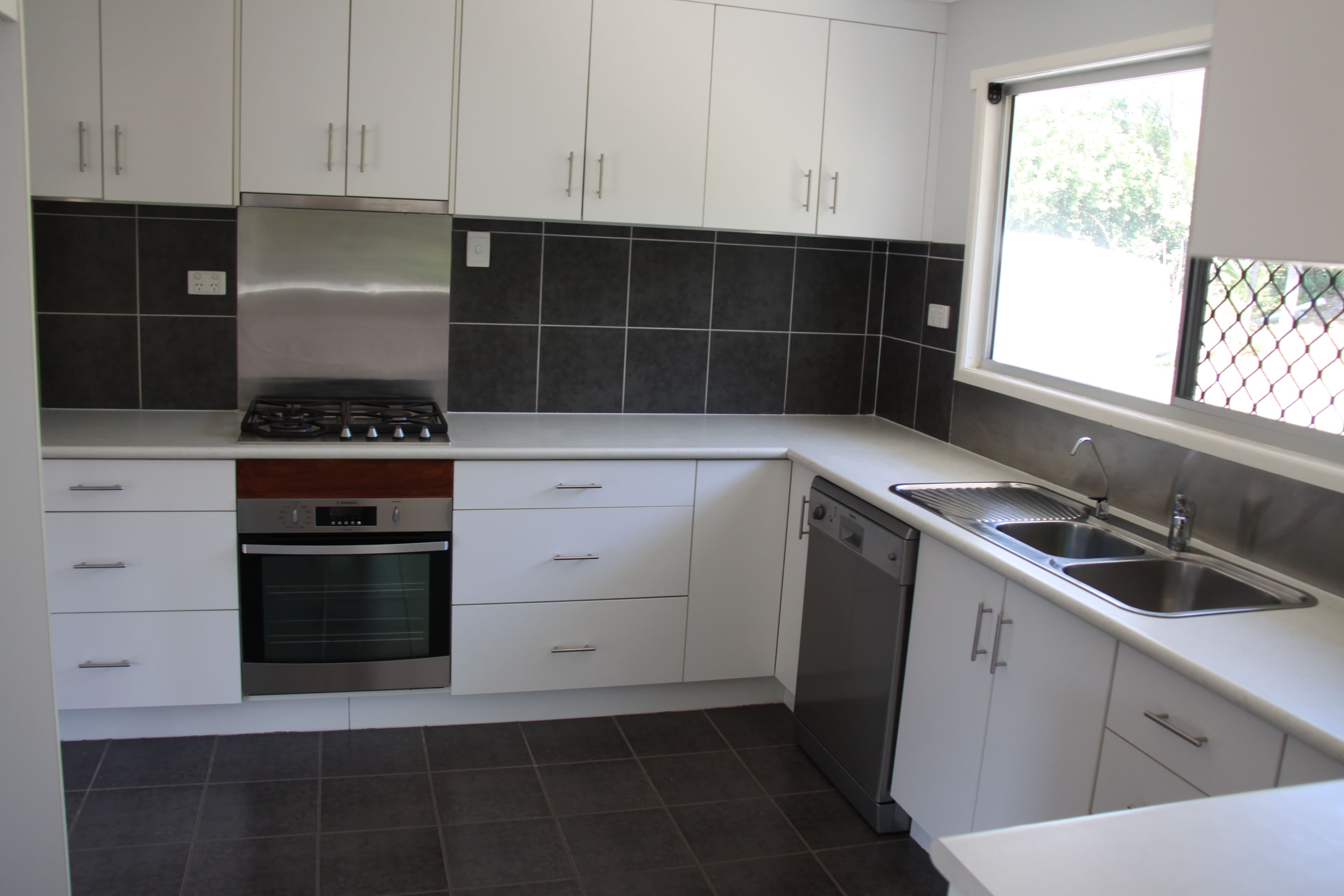 33 Sayre Crescent, Boyne Island QLD 4680, Boyne Island - Thumbnail 2