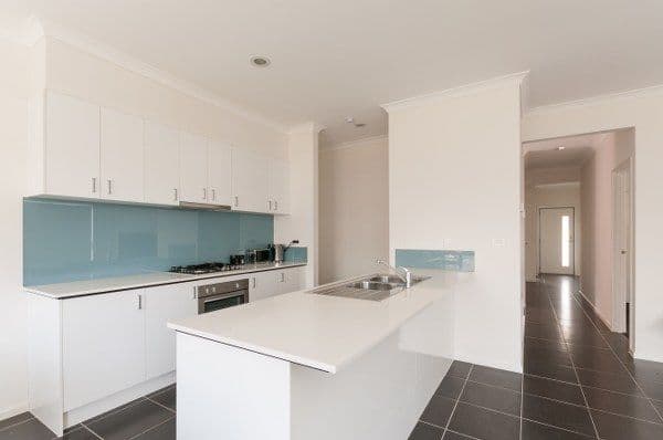 8 Clarendon Avenue, CRAIGIEBURN VIC 3064, Craigieburn - Thumbnail 2