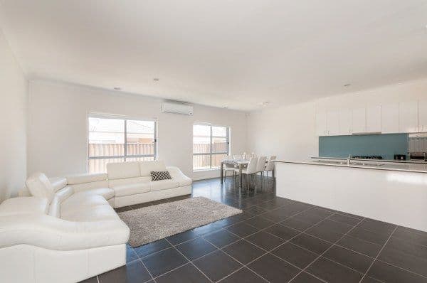 8 Clarendon Avenue, CRAIGIEBURN VIC 3064, Craigieburn - Thumbnail 3