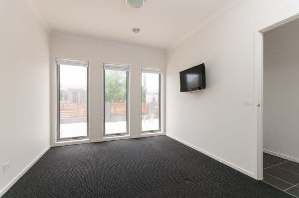 8 Clarendon Avenue, CRAIGIEBURN VIC 3064, Craigieburn - Thumbnail 5
