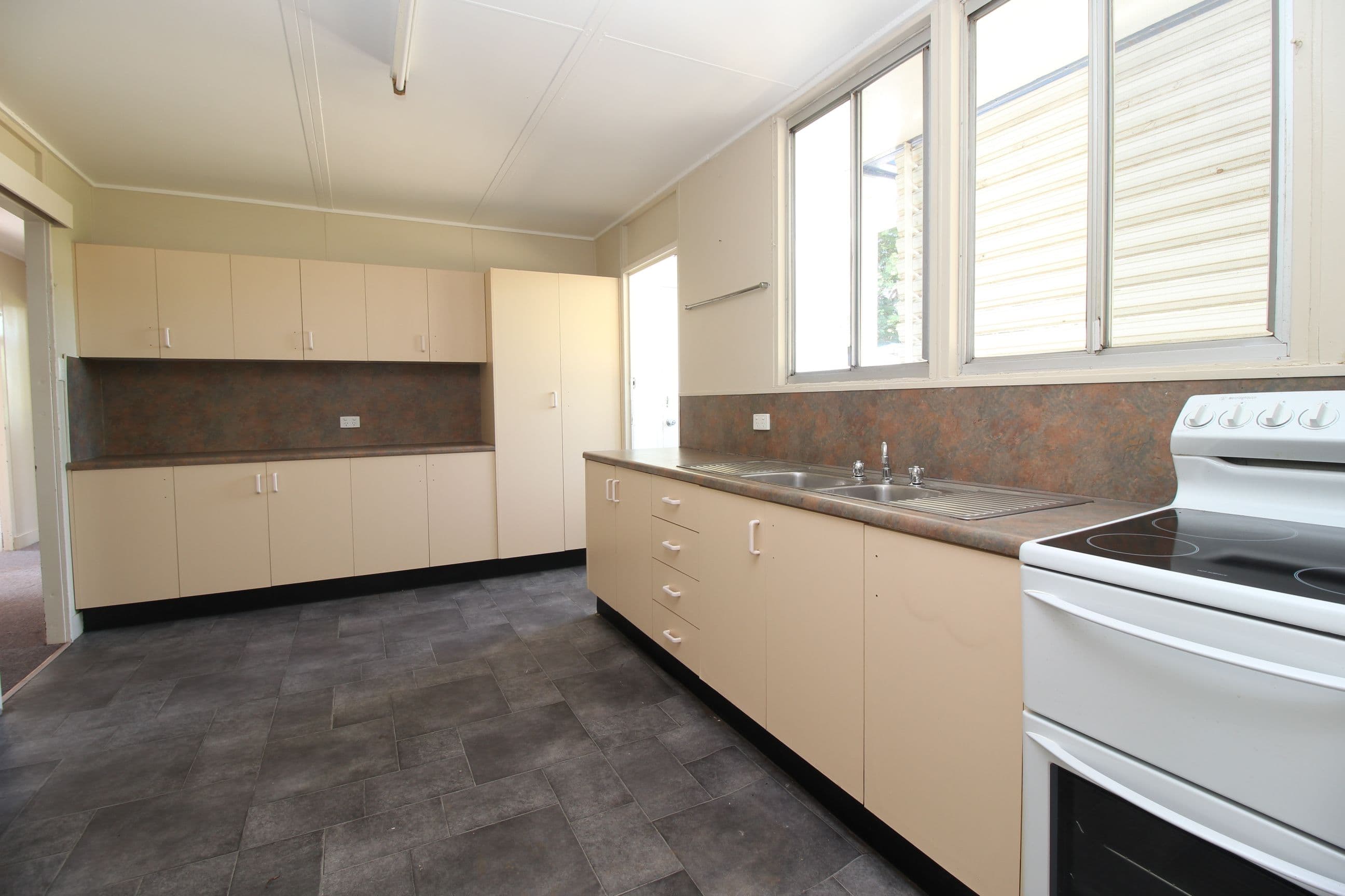 6 Luck Place, Emerald QLD 4720, Emerald - Thumbnail 4