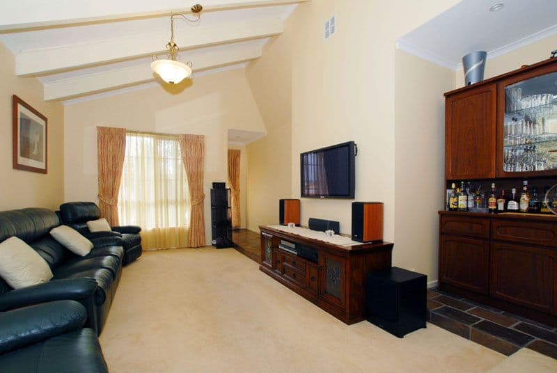 24 Queensbury Way, WERRIBEE VIC 3030, Werribee - Thumbnail 2