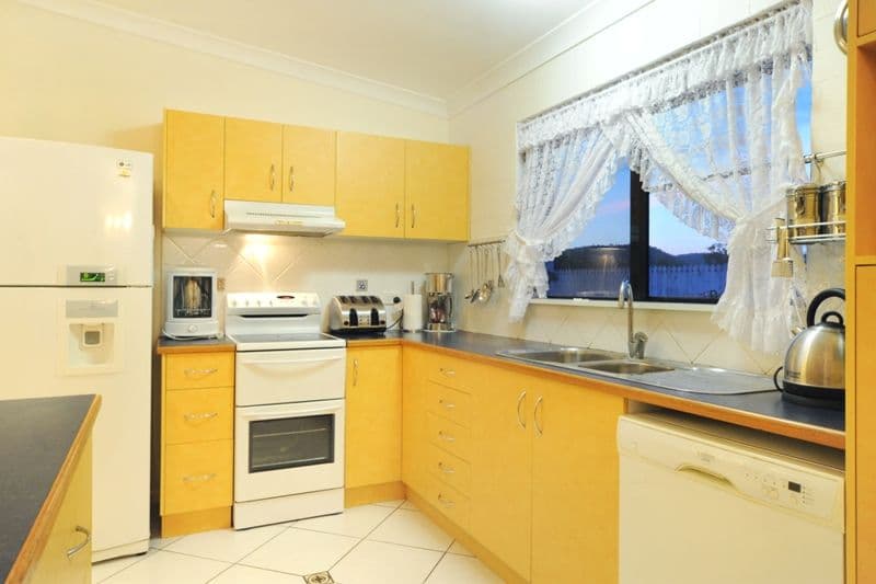 7 Shelley Close, CANNONVALE QLD 4802, Cannonvale - Thumbnail 4