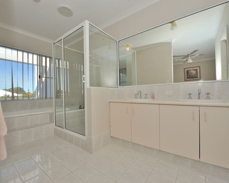  20 BARUNA Court, HALLS HEAD WA 6210, Halls Head - Thumbnail 7