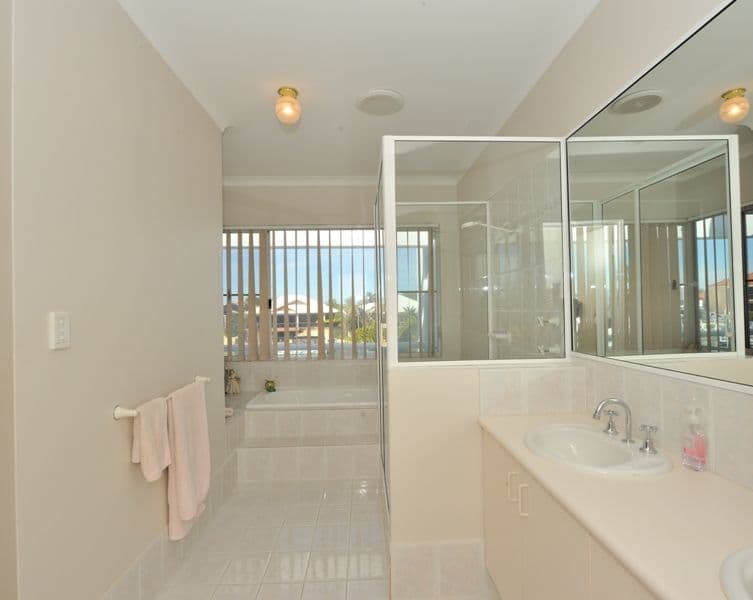  20 BARUNA Court, HALLS HEAD WA 6210, Halls Head - Thumbnail 8