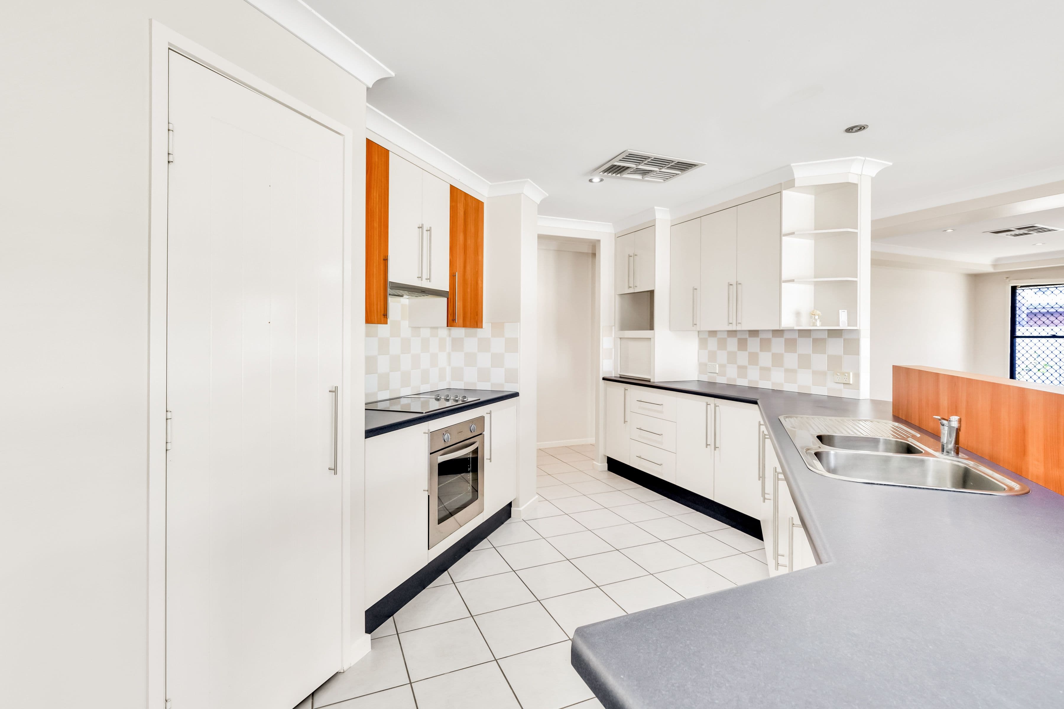 32 Park Avenue, Emerald QLD 4720, Emerald - Thumbnail 5