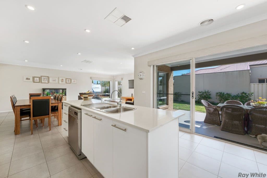 15 Champagne Crescent, Yarrawonga VIC 3730, Yarrawonga - Thumbnail 2