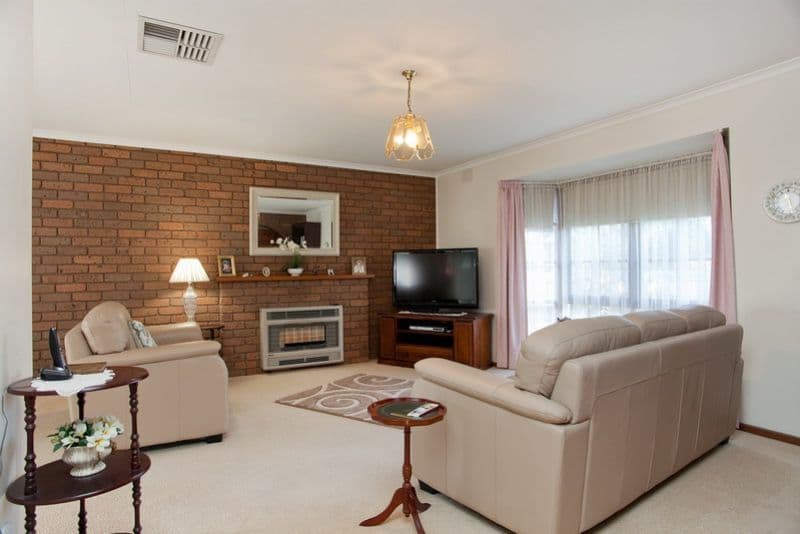 2 Ulm Close, MILL PARK VIC 3082, Mill Park - Thumbnail 2